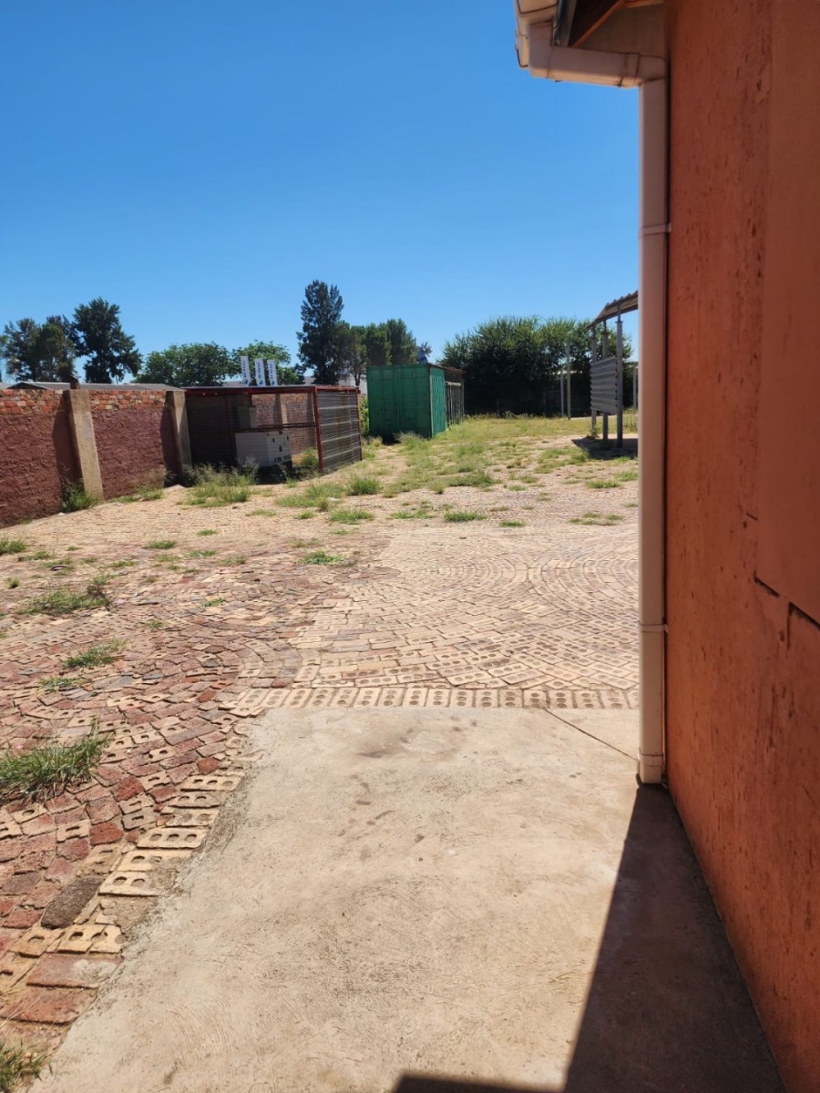 To Let Commercial Property for Rent in Uraniaville North West